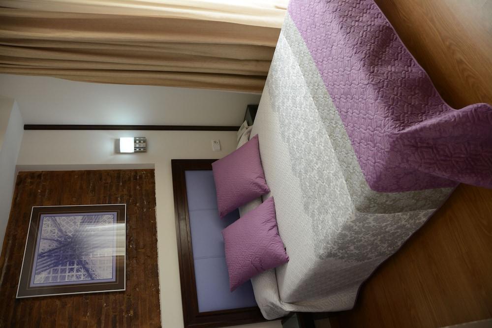 Hotel Y Apartamentos Dona Lola Seville Ngoại thất bức ảnh