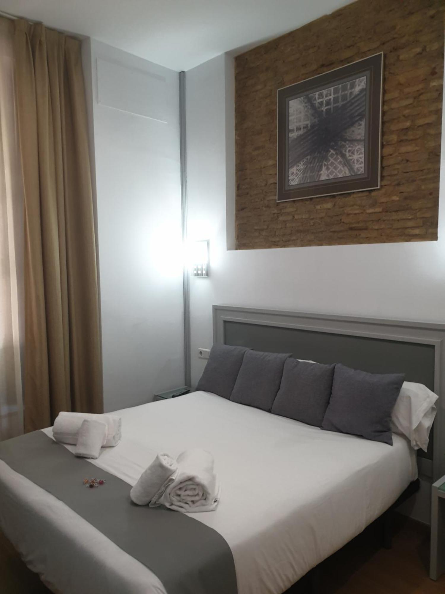 Hotel Y Apartamentos Dona Lola Seville Ngoại thất bức ảnh