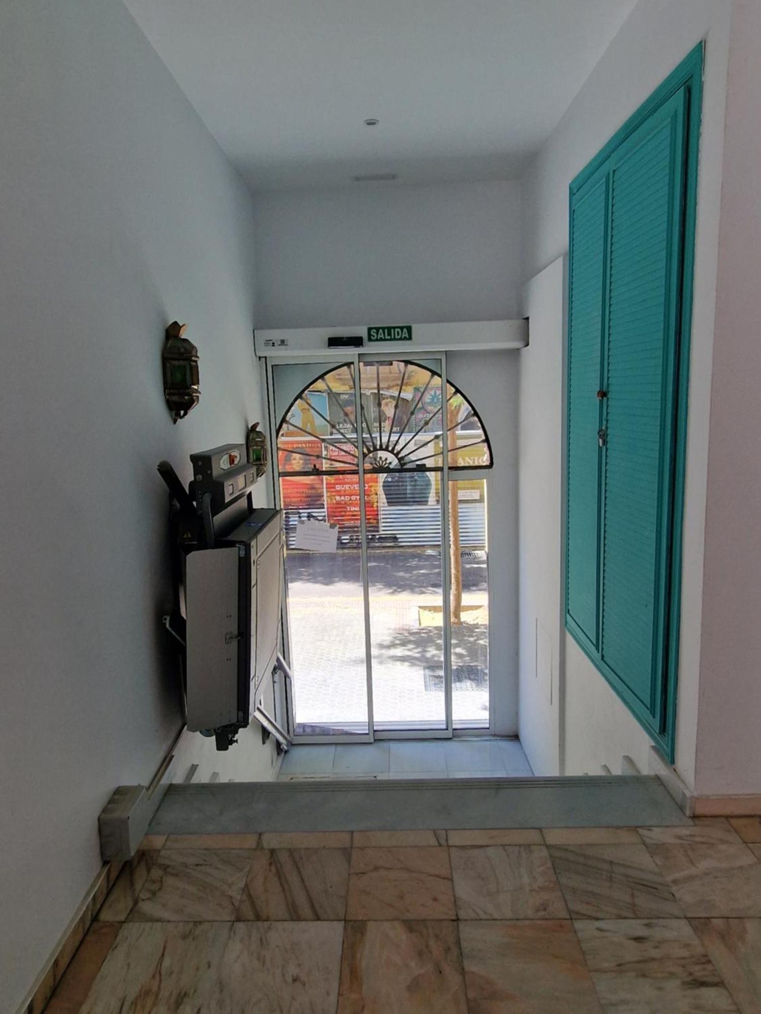 Hotel Y Apartamentos Dona Lola Seville Ngoại thất bức ảnh